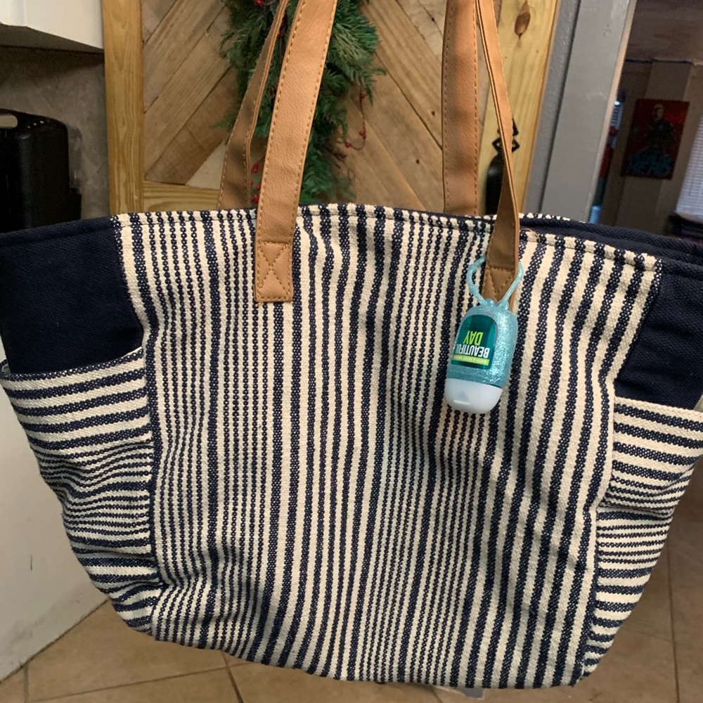 Medium sized tote